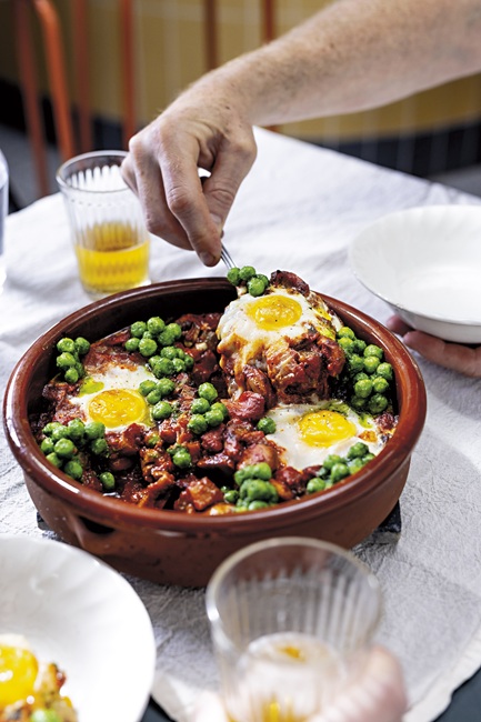 EIEREN IN TOMATENSAUS MET CHAMPIGNONS ERWTEN groot
