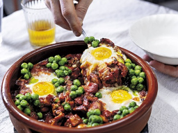 EIEREN IN TOMATENSAUS MET CHAMPIGNONS ERWTEN klein